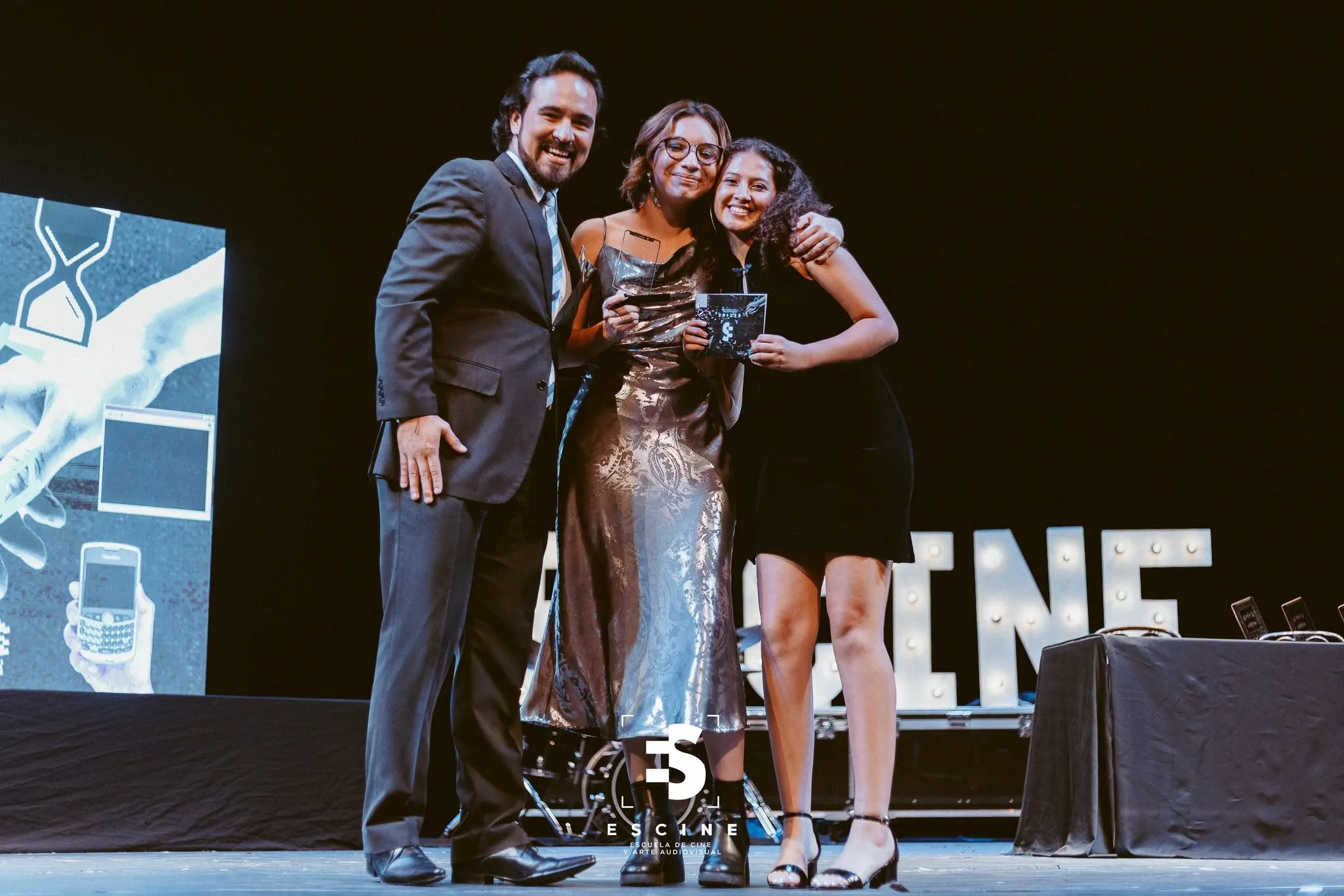 Marian Cabezas receiving an award